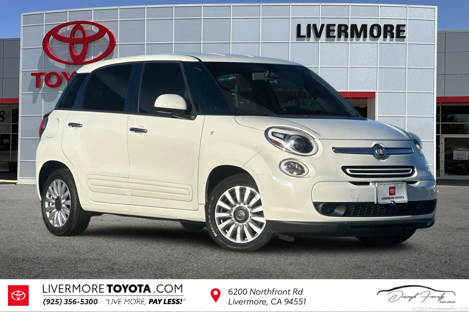 Bianco (White) 2014 FIAT 500L Easy Hatchback Front-Wheel Drive 6-Speed Manual