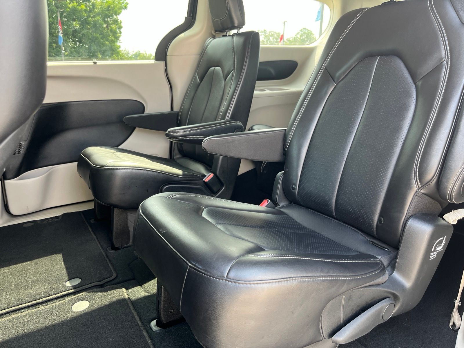 2024 Chrysler Pacifica Touring L - 11