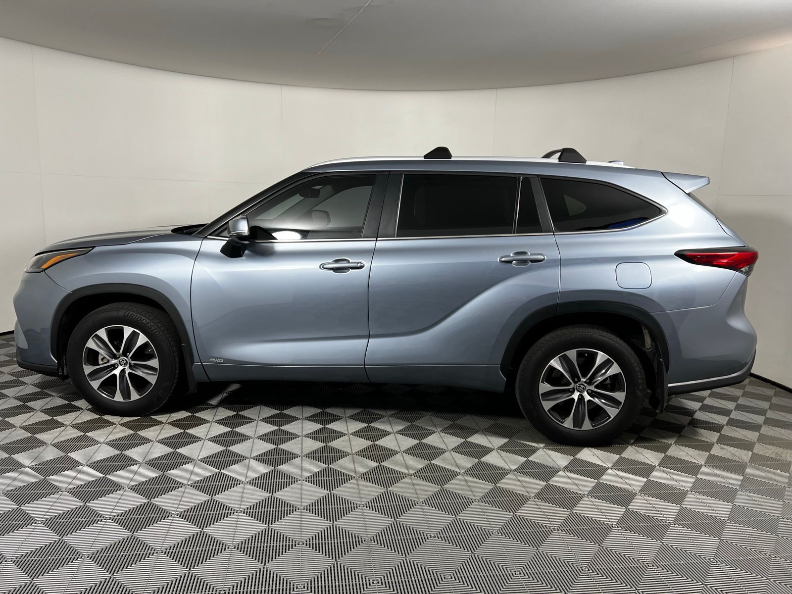 Thumbnail: 2023 Toyota Highlander - 8