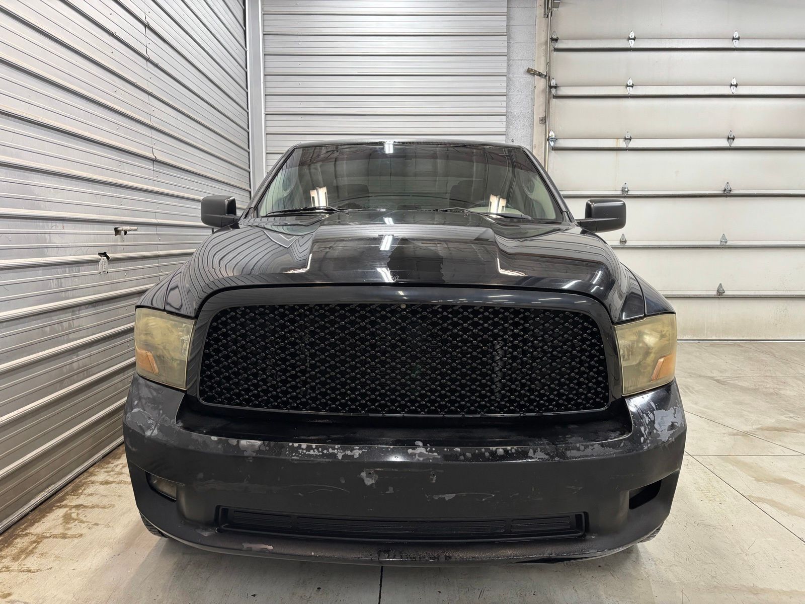 2019 Nissan Titan Express - Image 2