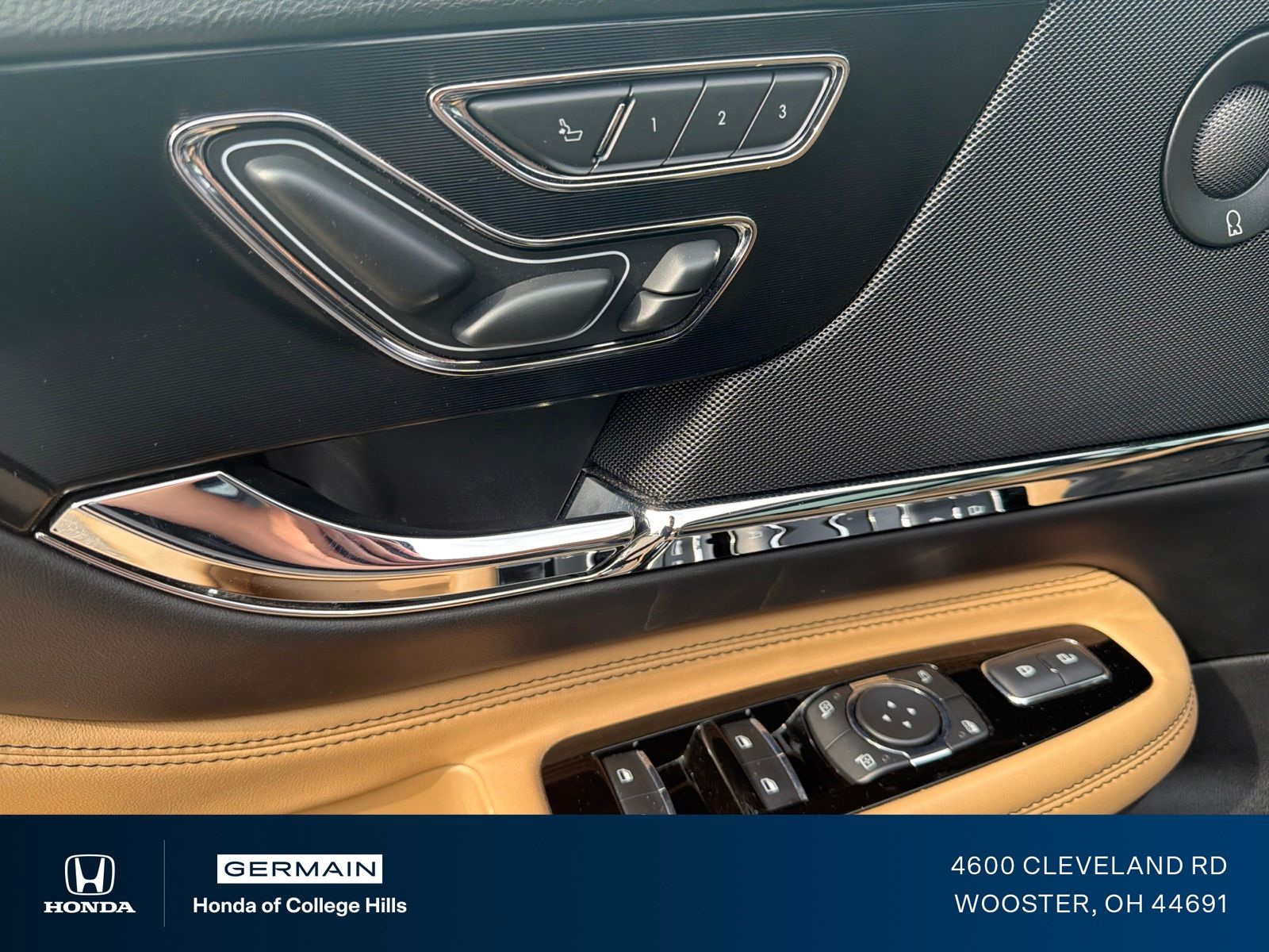 Used 2022 Blue Lincoln Grand Touring image 16