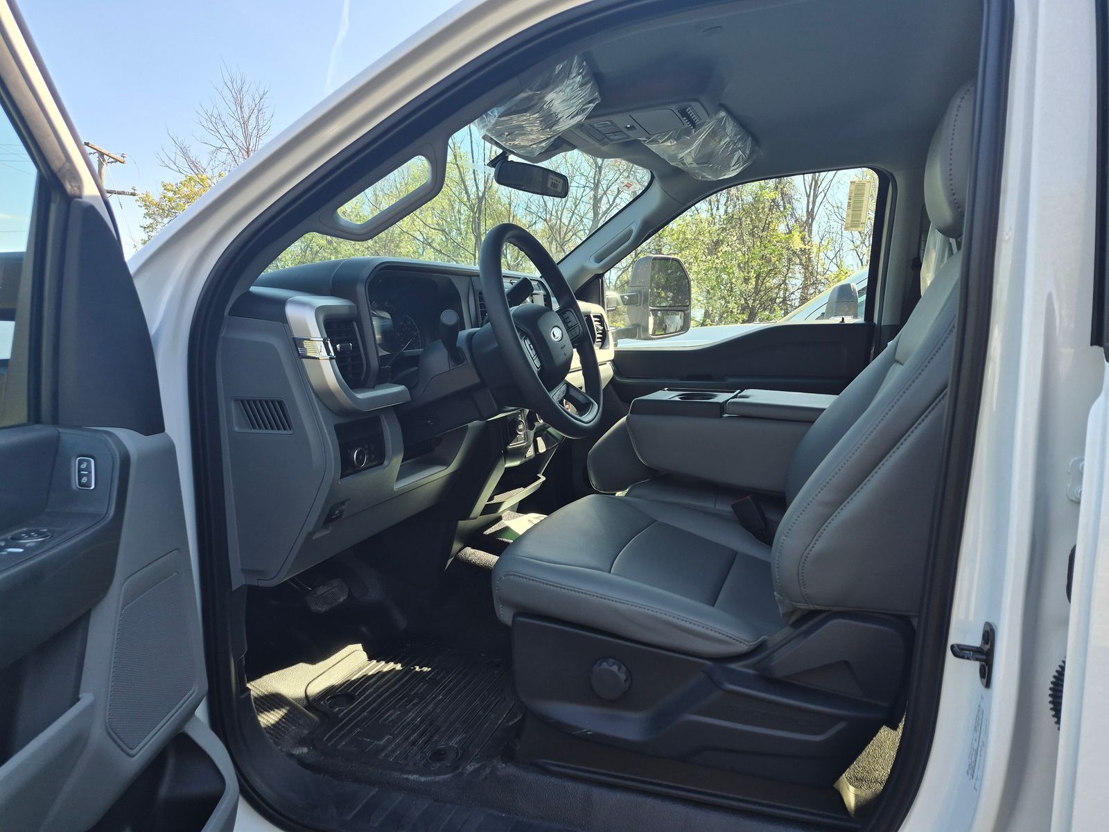 New 2026 Oxford White Ford XL image 4