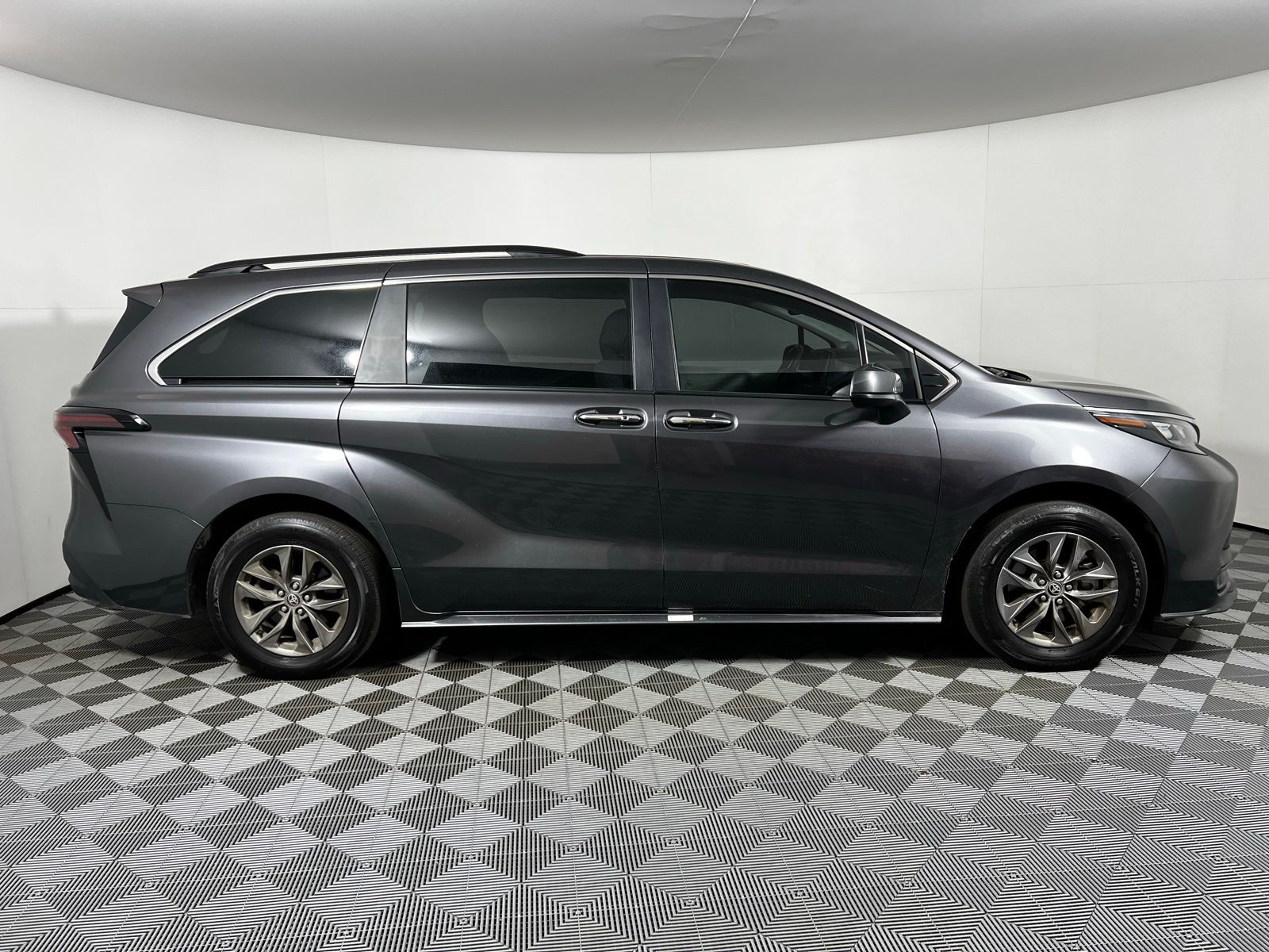 Thumbnail: 2025 Toyota Sienna - 4
