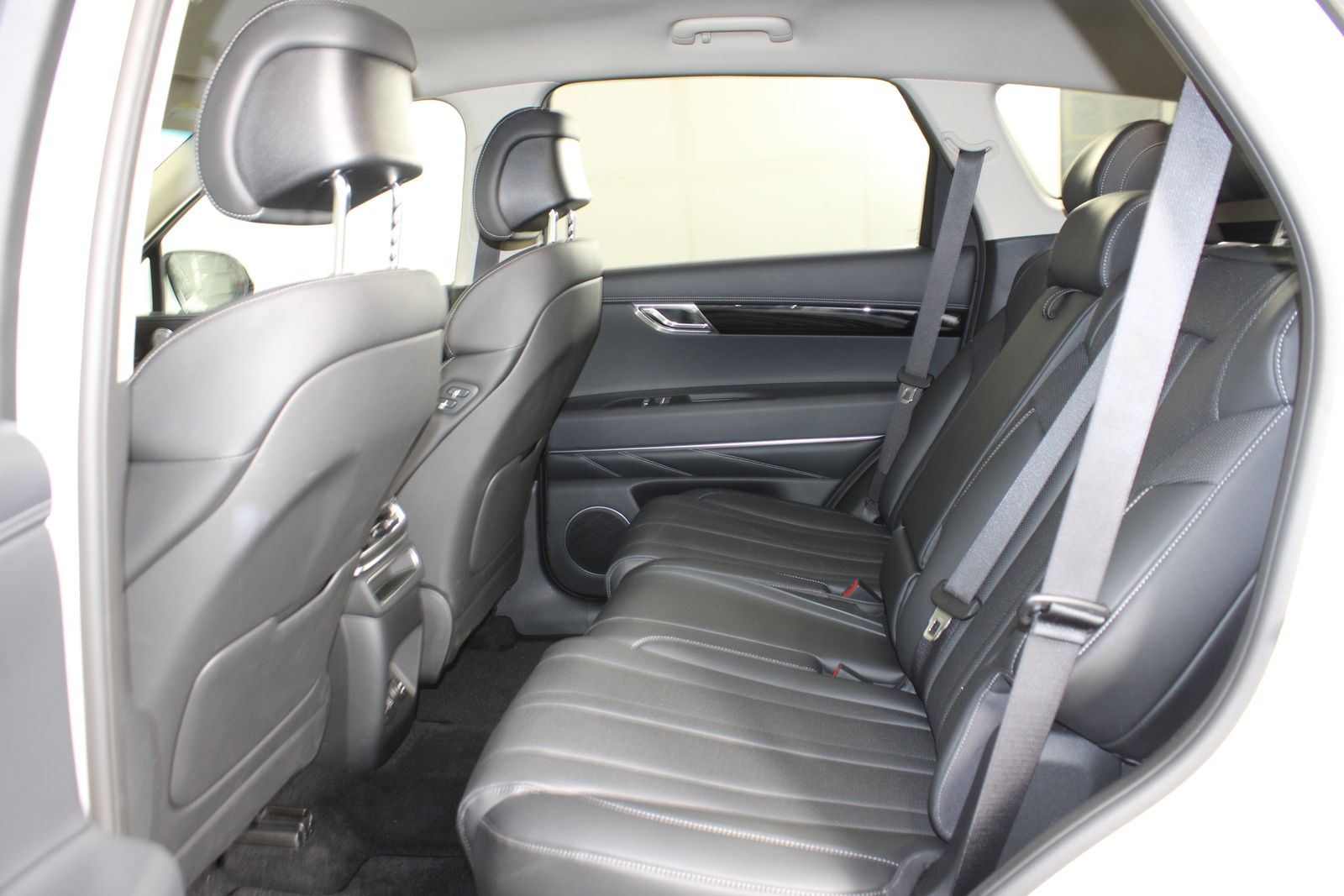 Used 2025 White Genesis 2.5T image 7