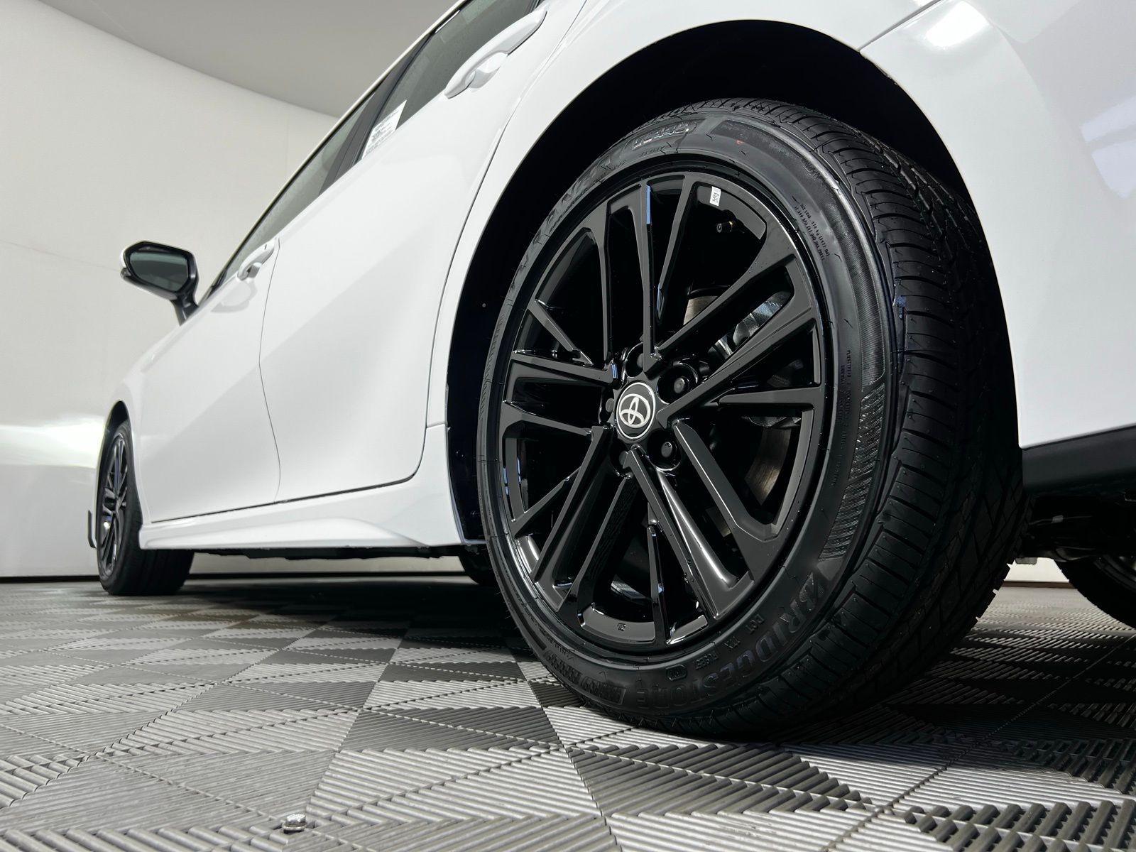2025 Toyota Camry SE 24