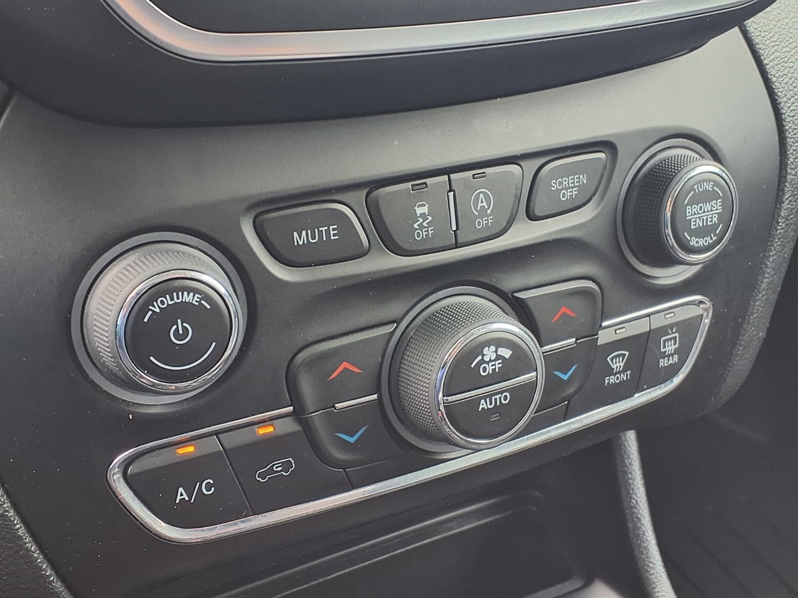 2023 Jeep Cherokee Altitude White at Emmons Autoplex