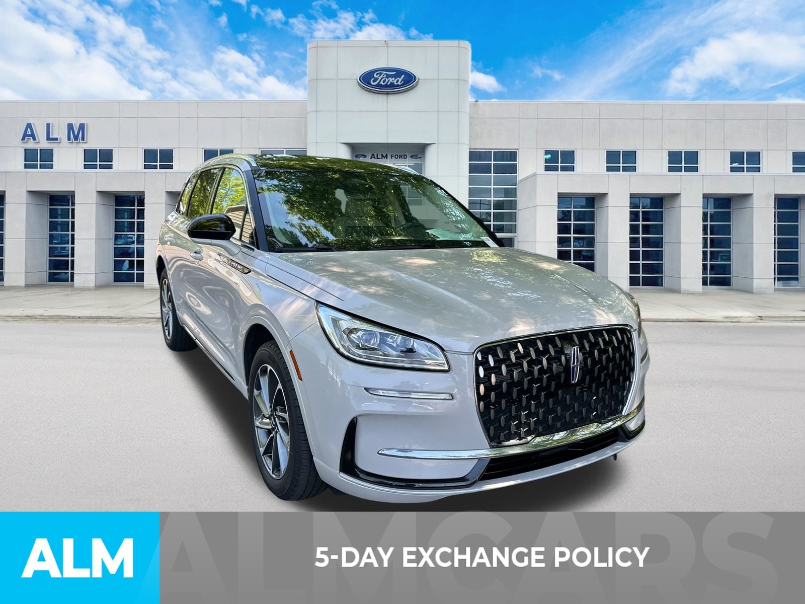 Used 2024 White Lincoln Grand Touring image 3
