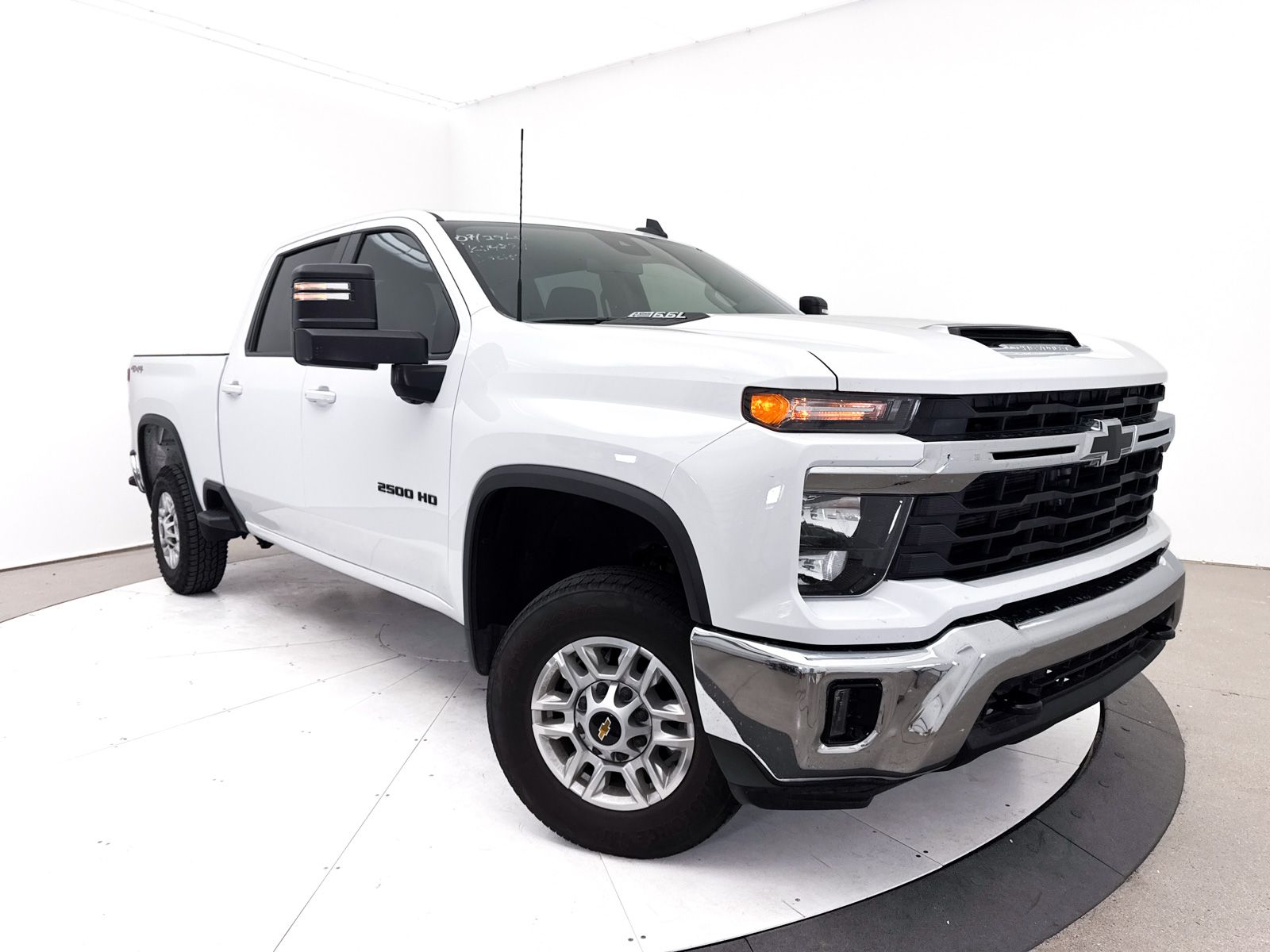 Summit White 2025 Chevrolet Silverado 2500HD Pickup Truck Four-Wheel Drive Automatic