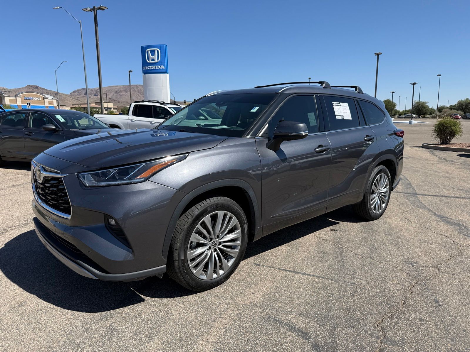 Magnetic Gray Metallic 2021 Toyota Highlander SUV / Crossover Front-Wheel Drive 8-Speed Automatic