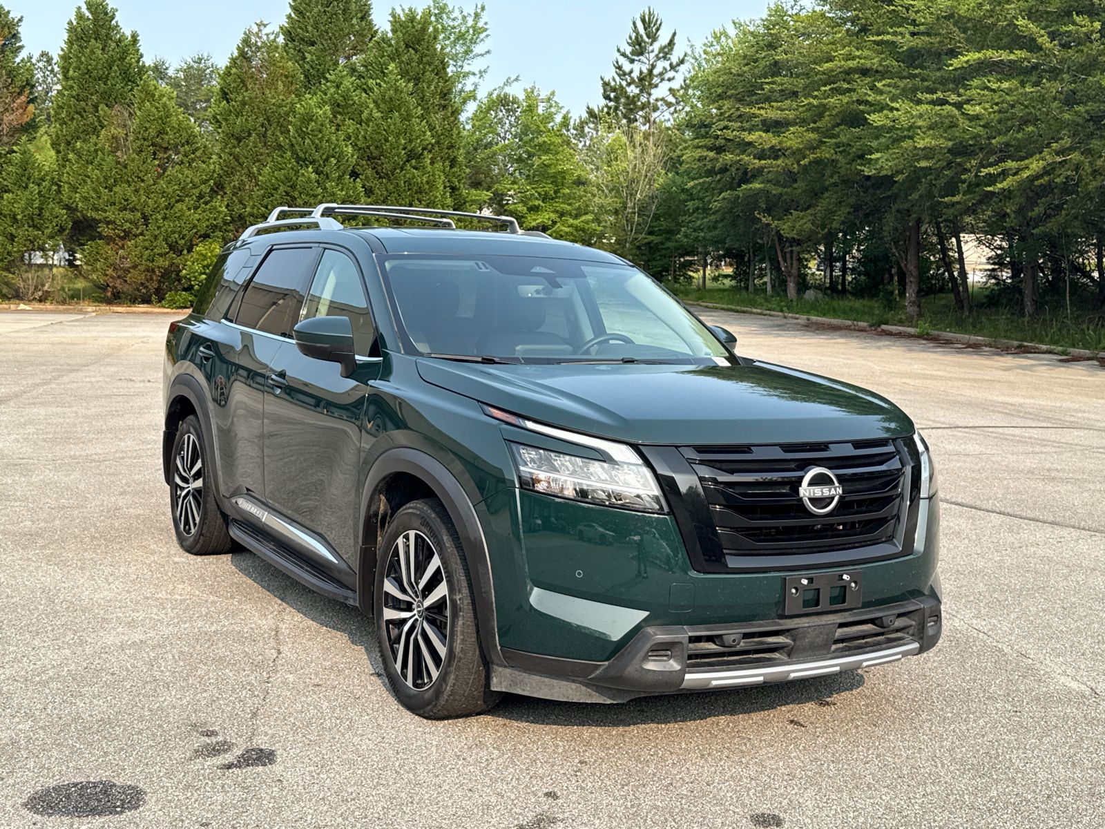 2024 Nissan Pathfinder Platinum photo 2