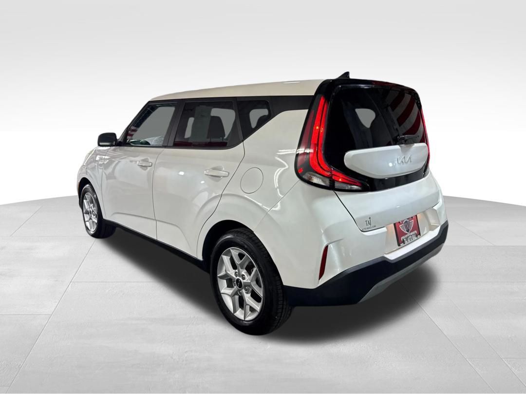 View vehicle photo 7