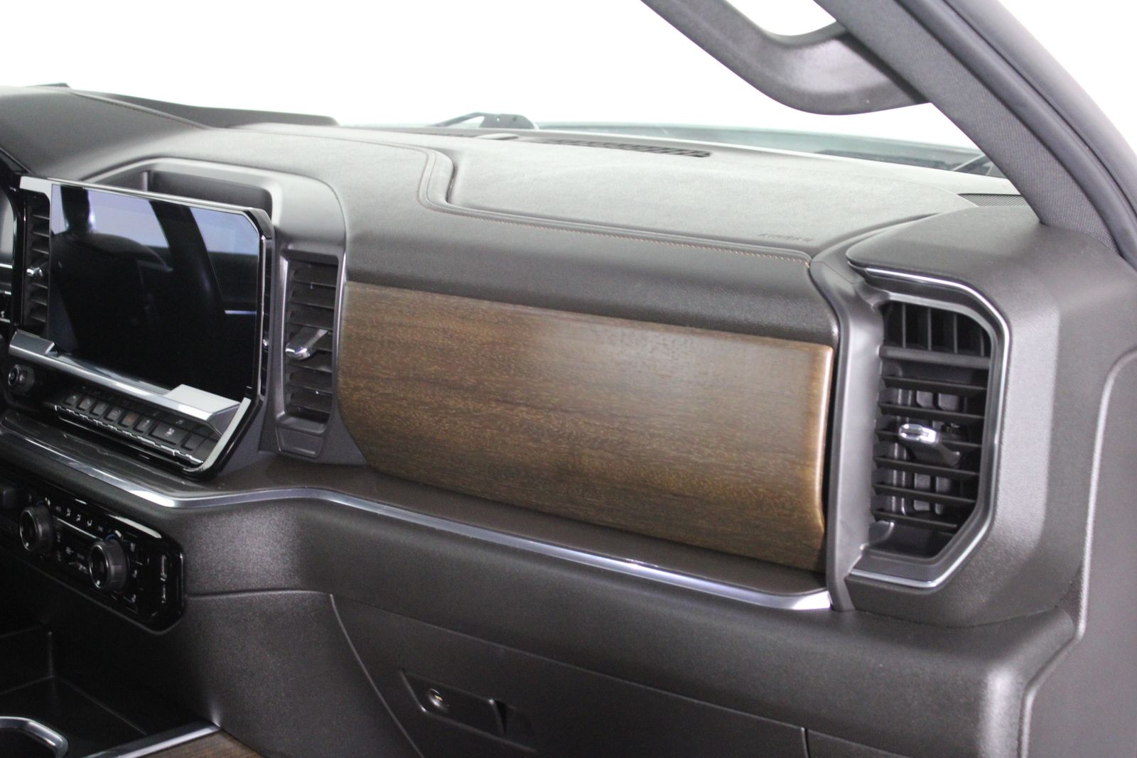 Used 2023 Iridescent Pearl Tricoat Chevrolet High Country image 15
