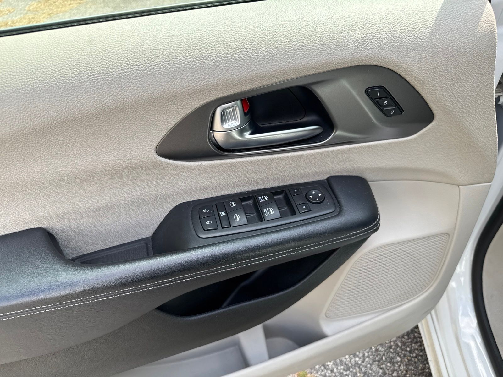 Used 2023 White Chrysler Touring L image 13