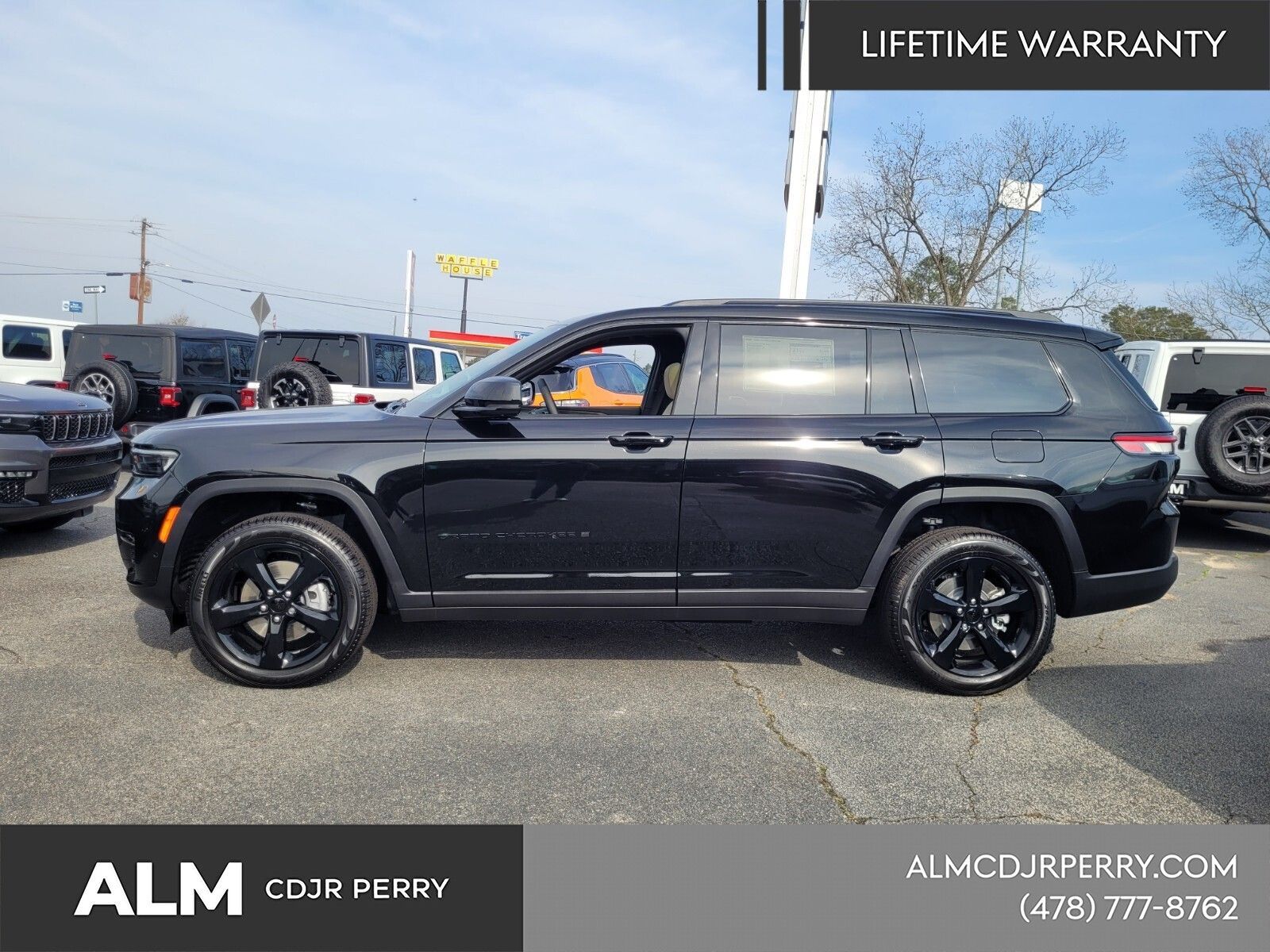 New 2025 Diamond Black Crystal Pearl-Coat Exterior Paint Jeep Limited image 3