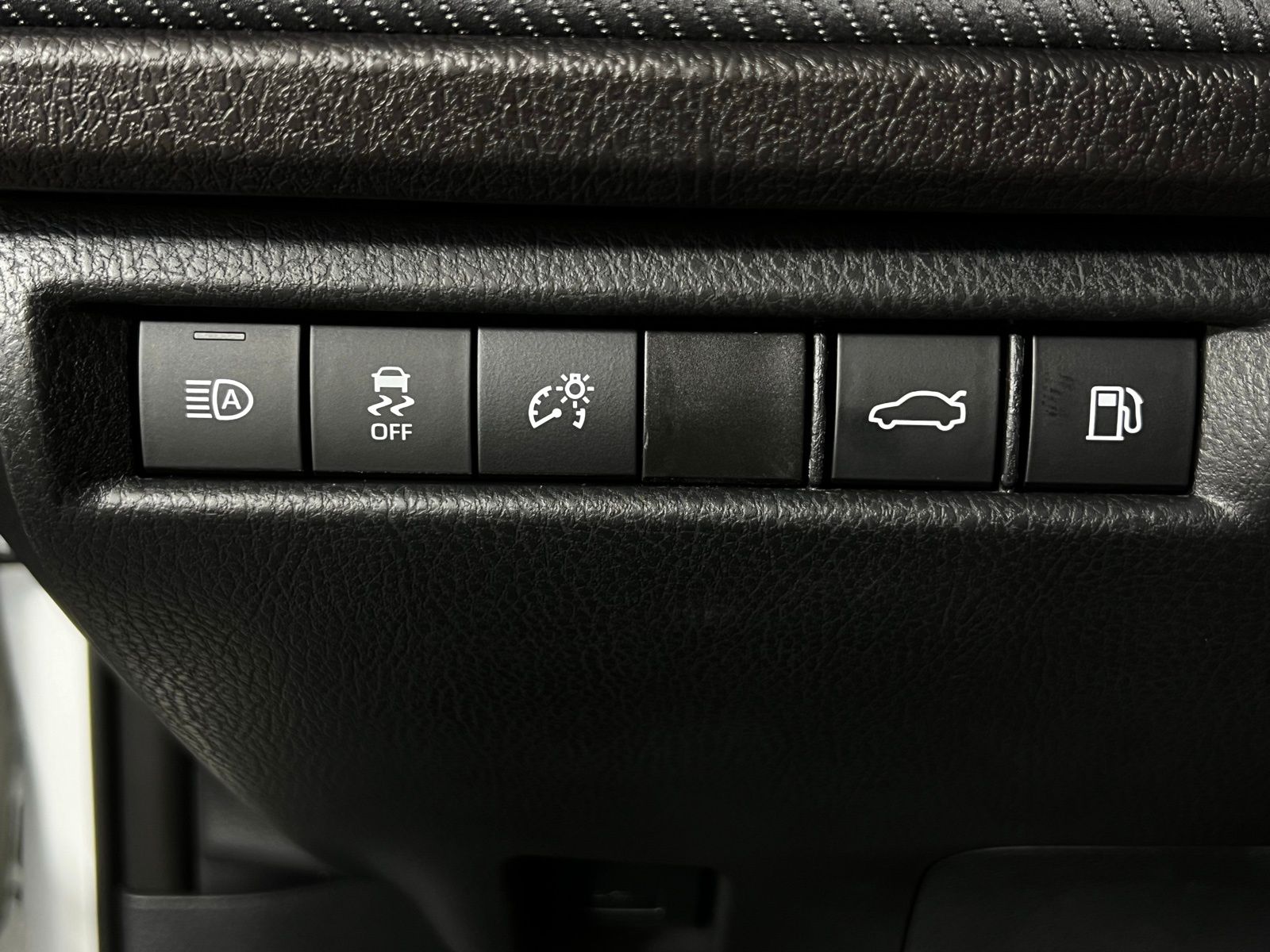 2025 Toyota Camry SE 18