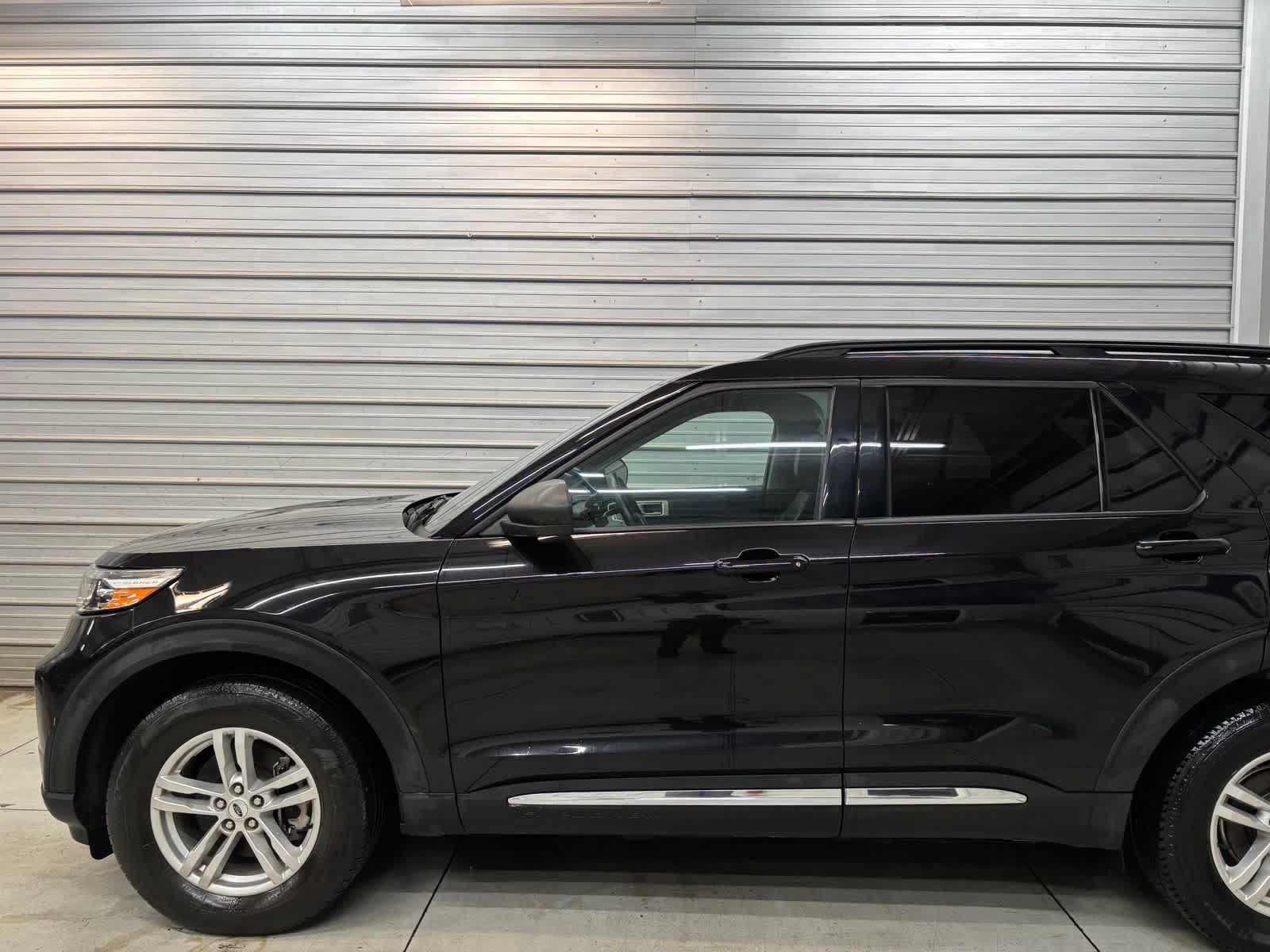 Photo 3 of 2023 Ford Explorer XLT