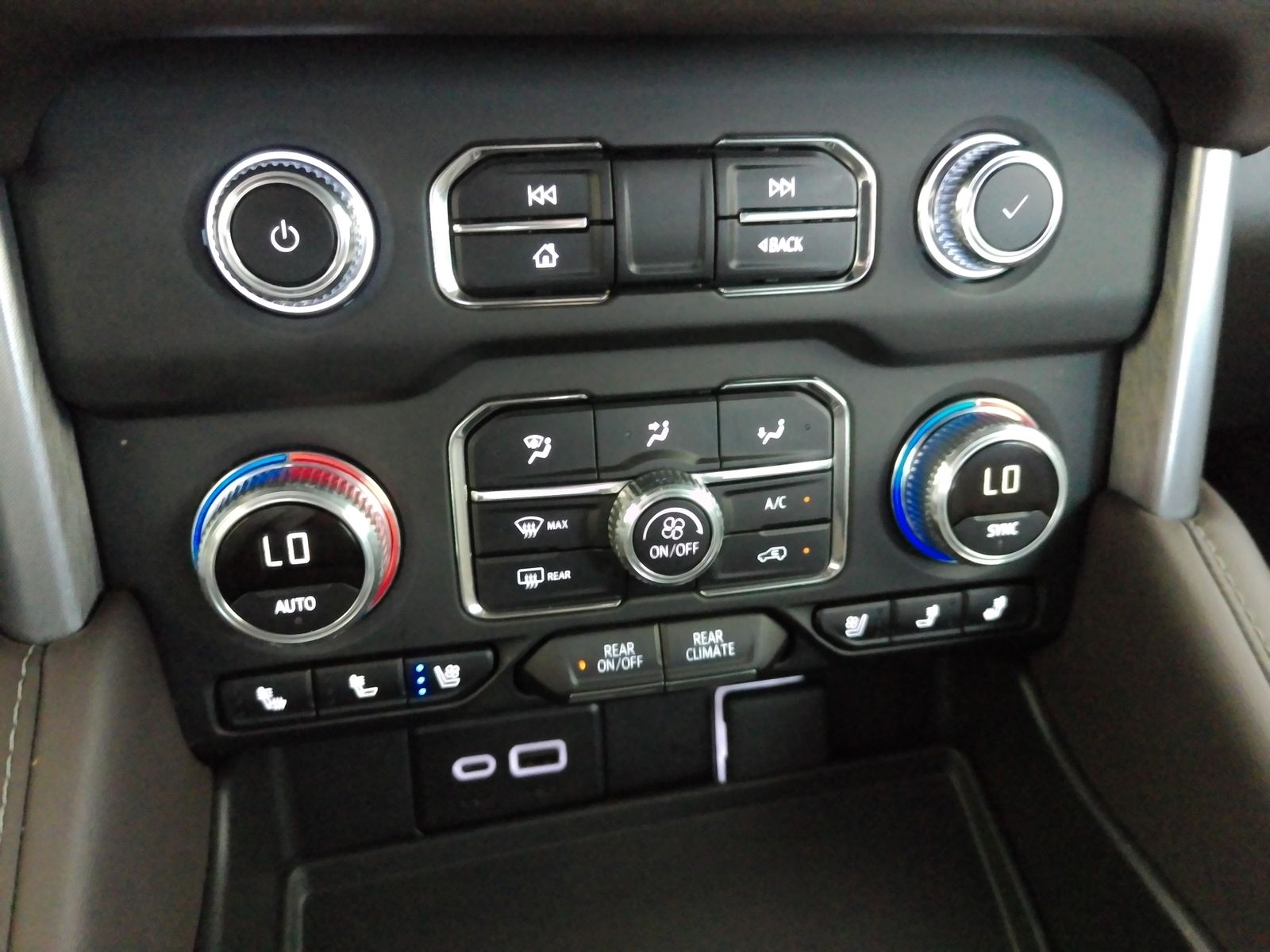 Used 2024 Silver GMC SLT image 22
