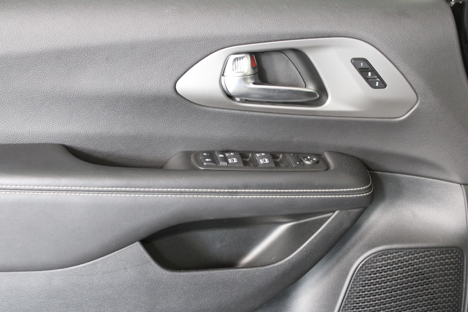Used 2025 Black Chrysler Select image 17