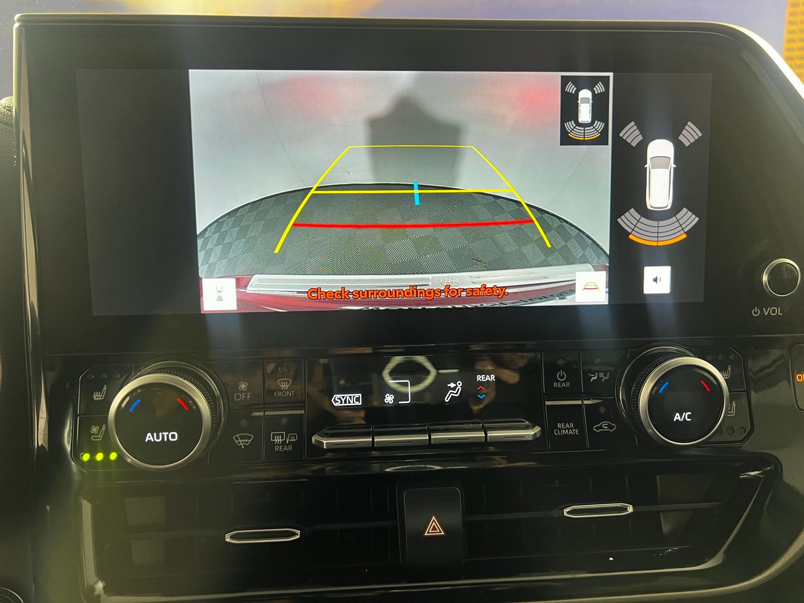 Thumbnail: 2023 Toyota Highlander - 15