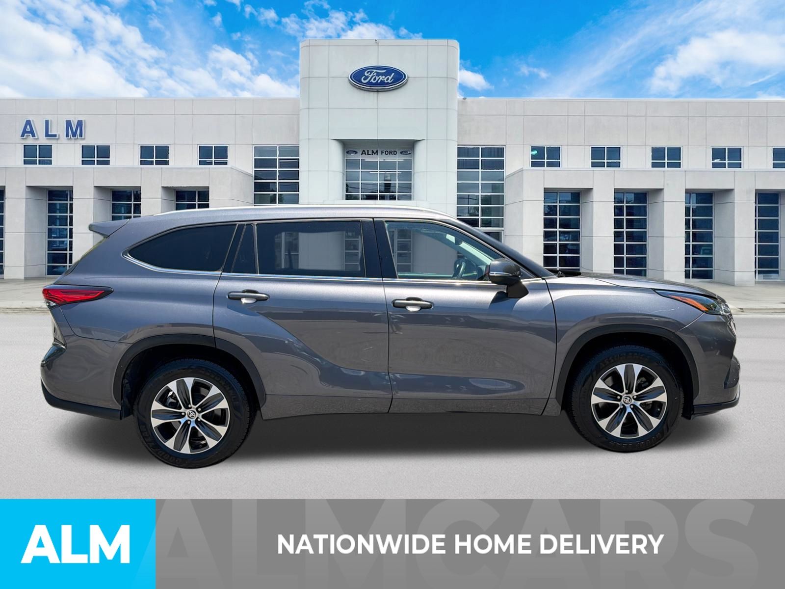 Used 2022 Gray Toyota XLE image 4