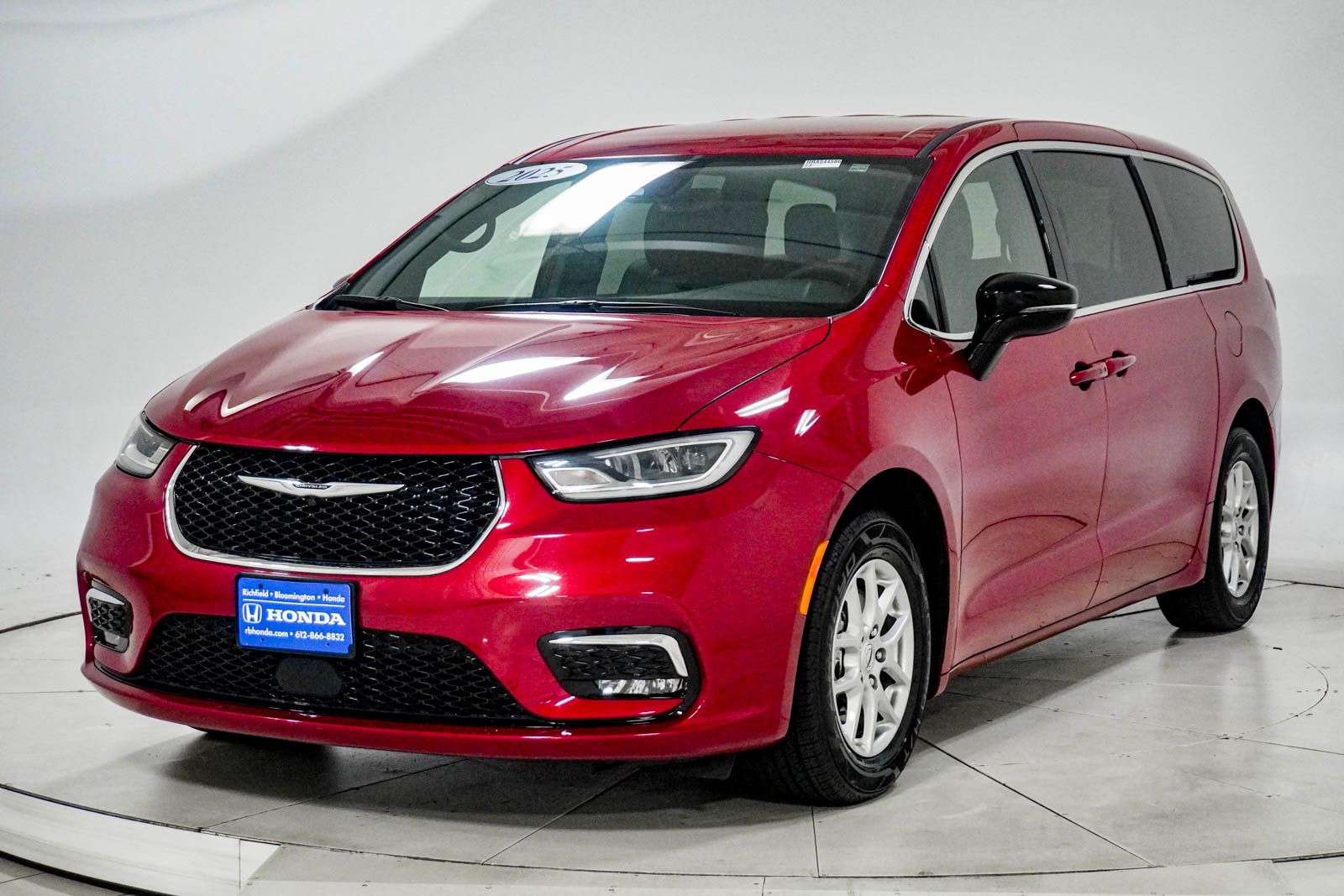 Used 2025 Chrysler Pacifica Select with VIN 2C4RC1BG2SR544586 for sale in Richfield, Minnesota
