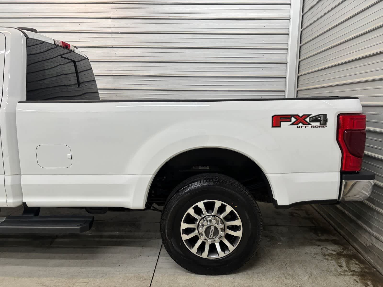 2022 Ford F-350 Super Duty Lariat - Image 5