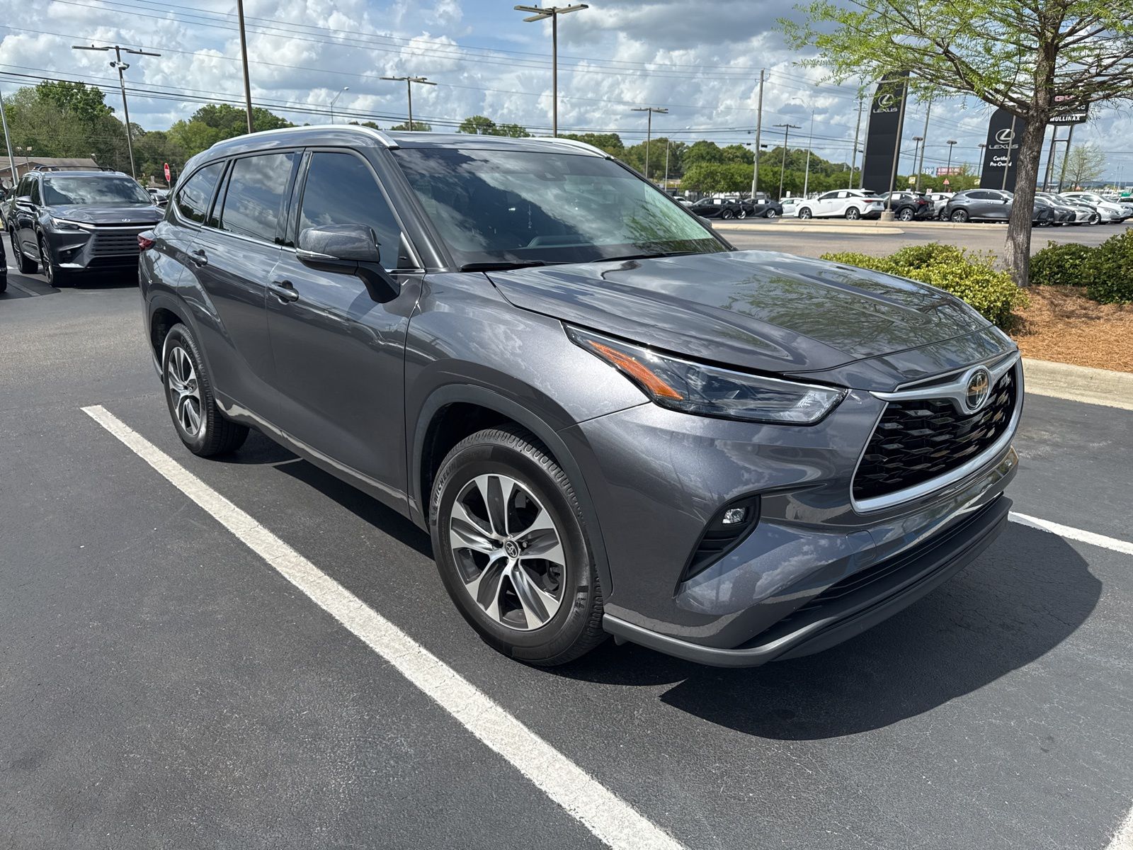 Magnetic Gray Metallic 2022 Toyota Highlander XLE FWD SUV / Crossover Front-Wheel Drive 8-Speed Automatic