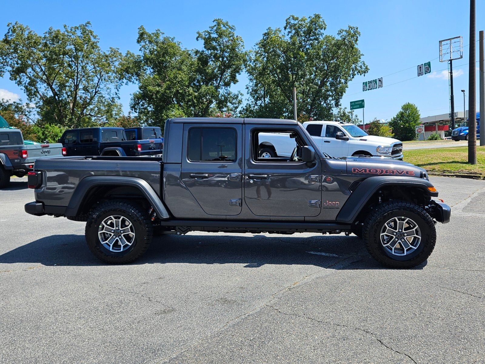 2025 Jeep Gladiator Mojave photo 9