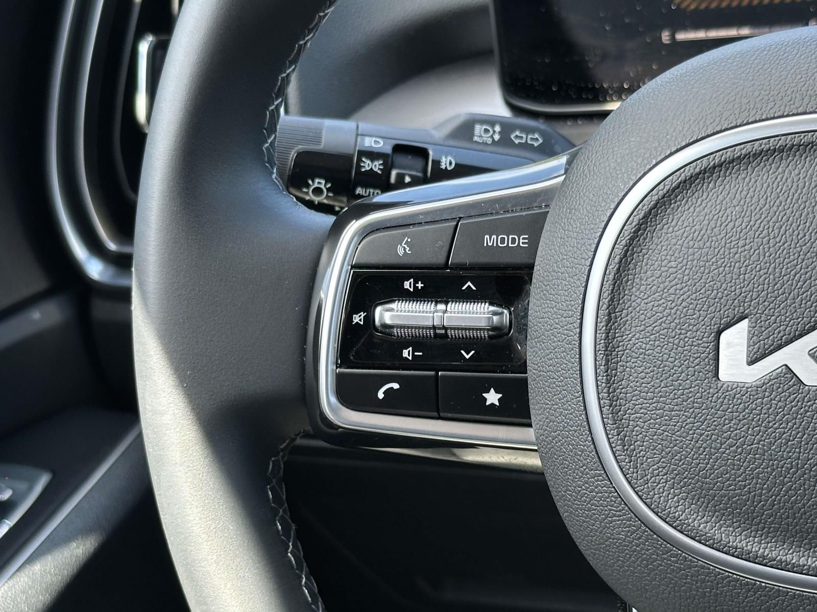 Used 2025  Kia EX image 29