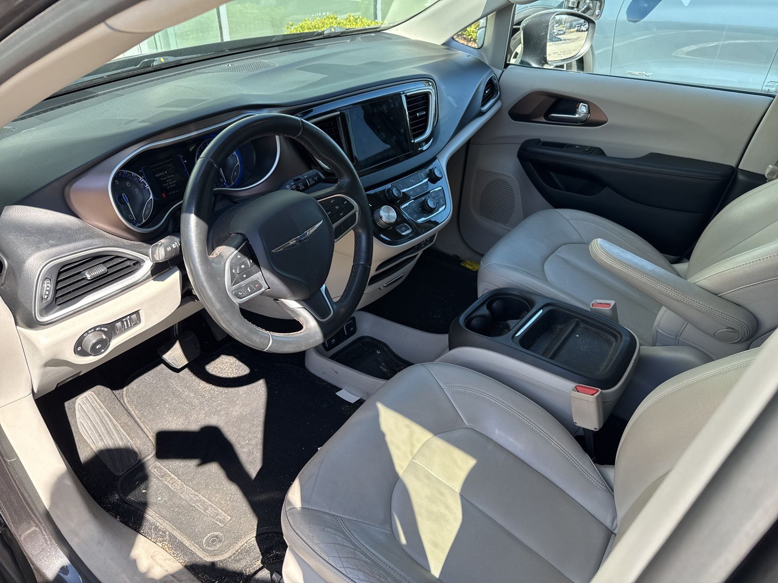 Used 2017 Gray Chrysler Touring L image 10