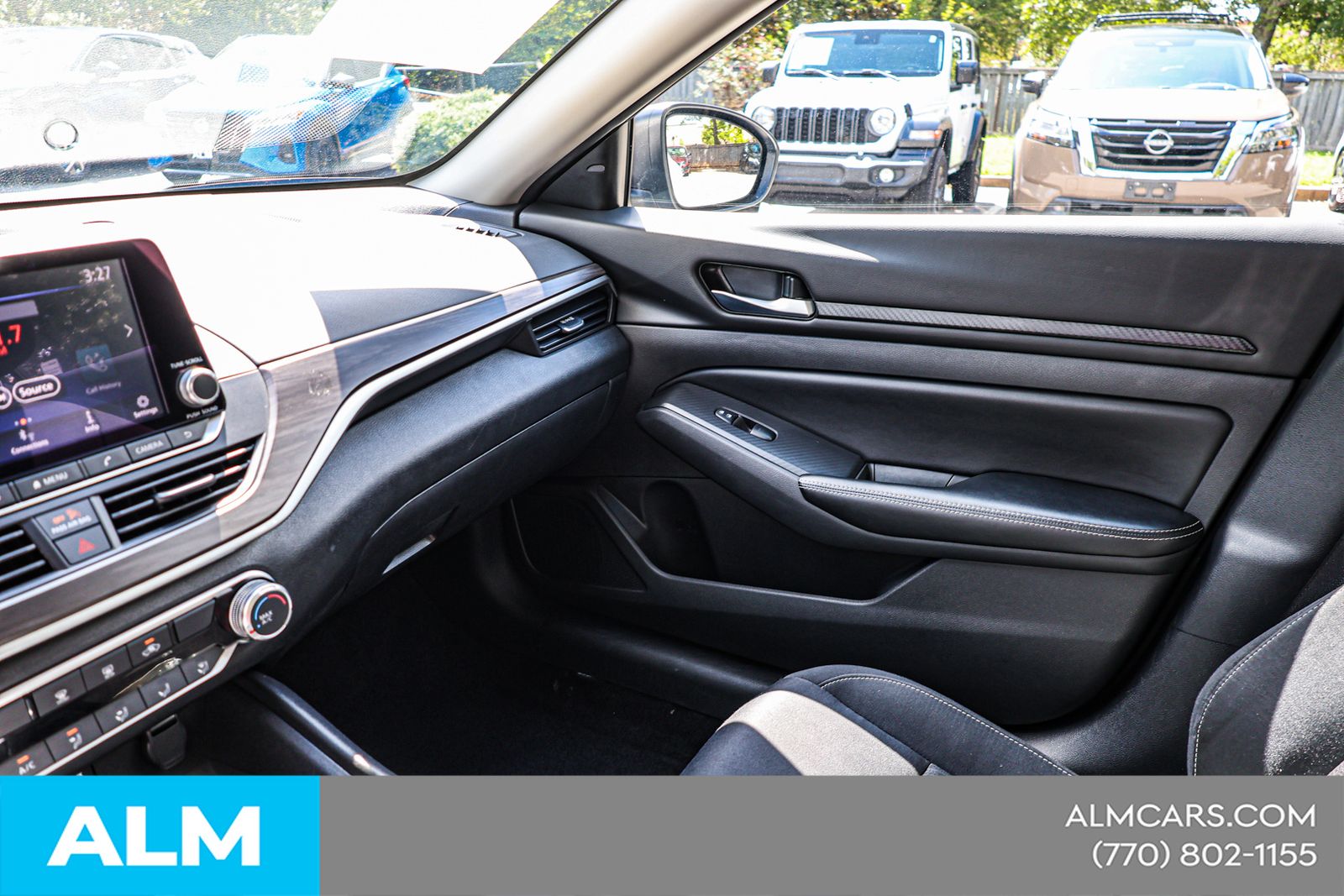 Used 2025 White Nissan 2.5 SV image 35