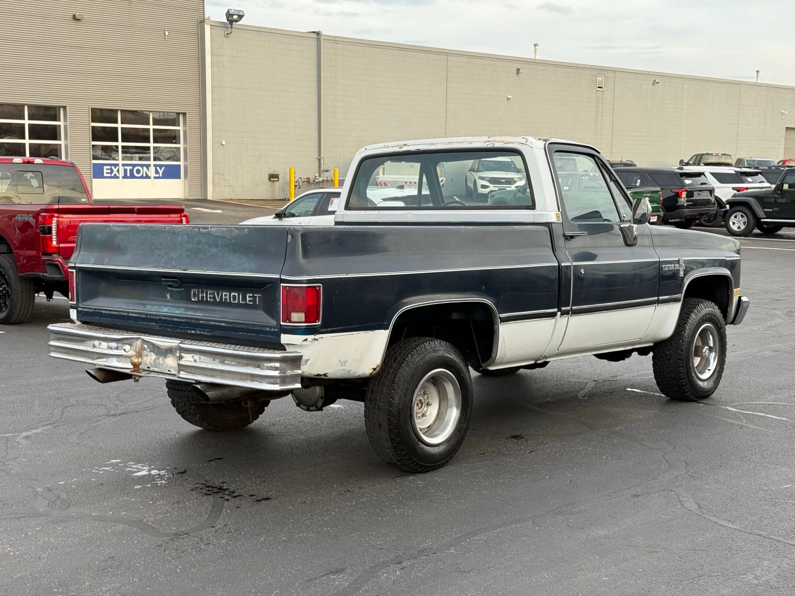 View vehicle photo 3