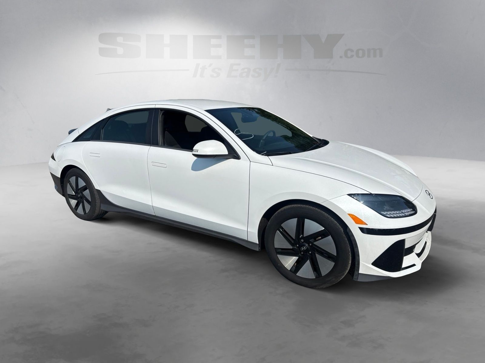 Used 2024 White Hyundai SE Standard Range image 2