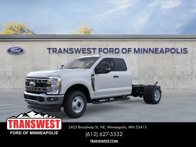 Oxford White 2026 Ford F-350 Super Duty Chassis XL SuperCab DRW 4WD Pickup Truck Four-Wheel Drive Automatic
