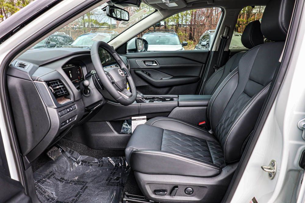 2025 Nissan Rogue Platinum photo 15