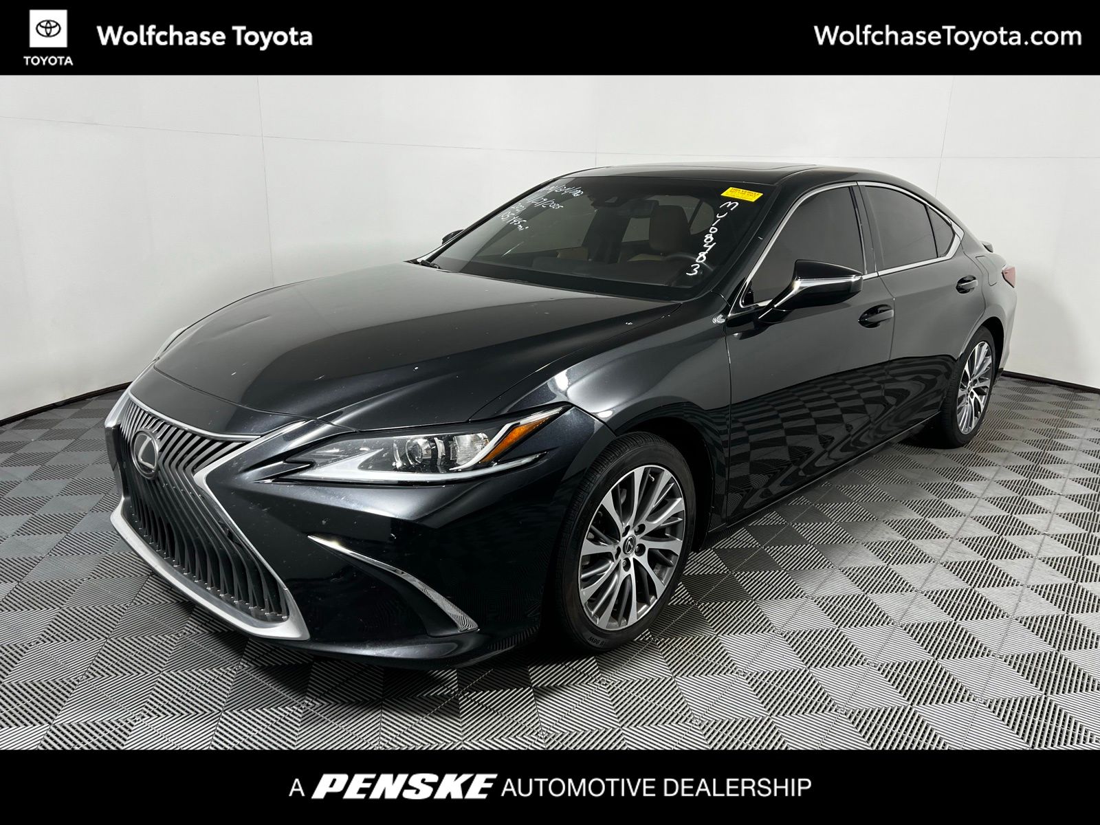 2021 Lexus ES 350's photo