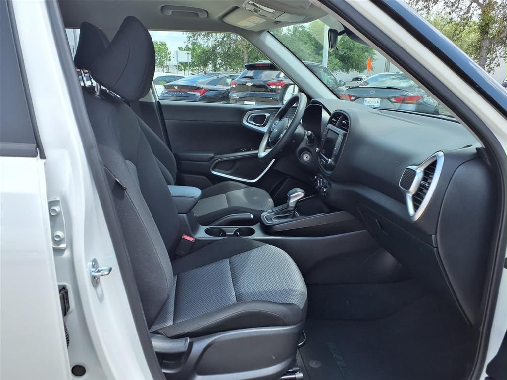 2025 Kia Soul LX White at Community Kia