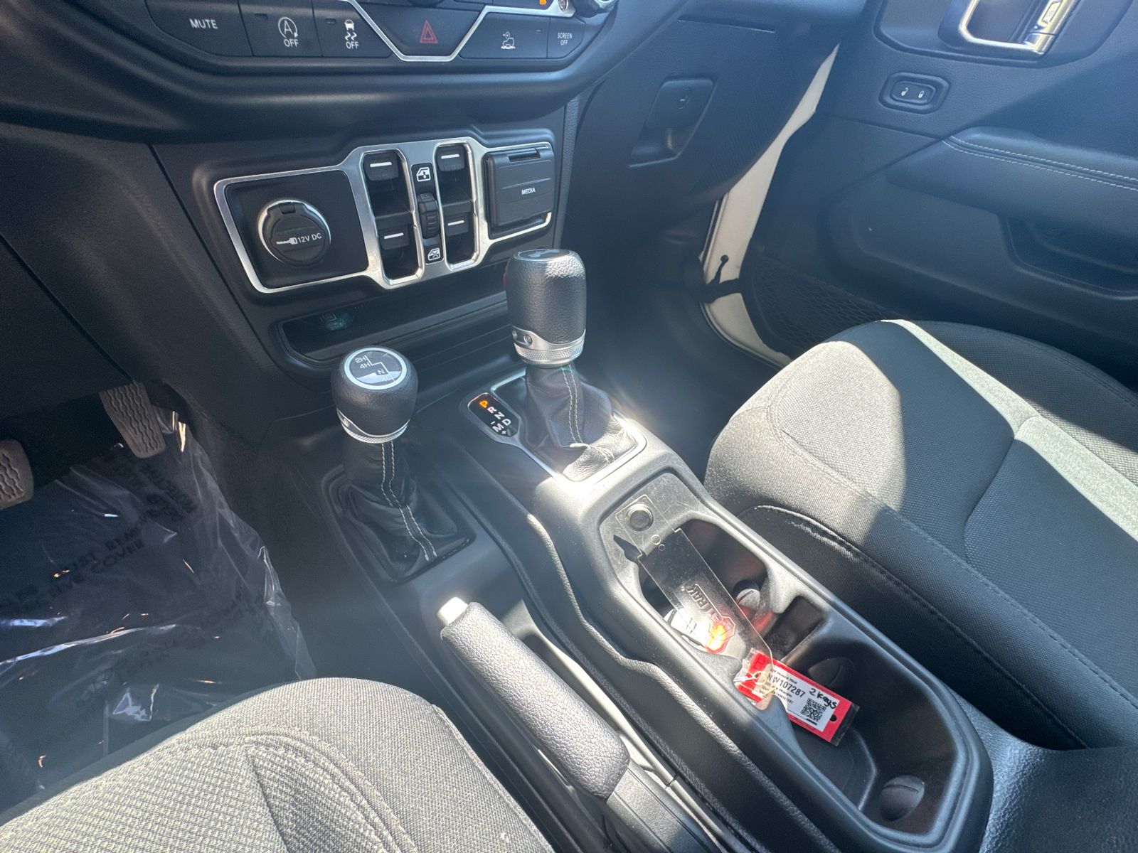 Used 2022 White/off-white Jeep Unlimited Sahara image 30