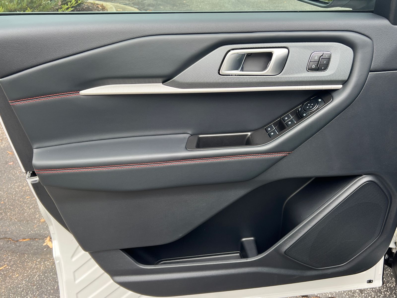 New 2026 Star White Metallic Tri-Coat Ford ST-Line image 12