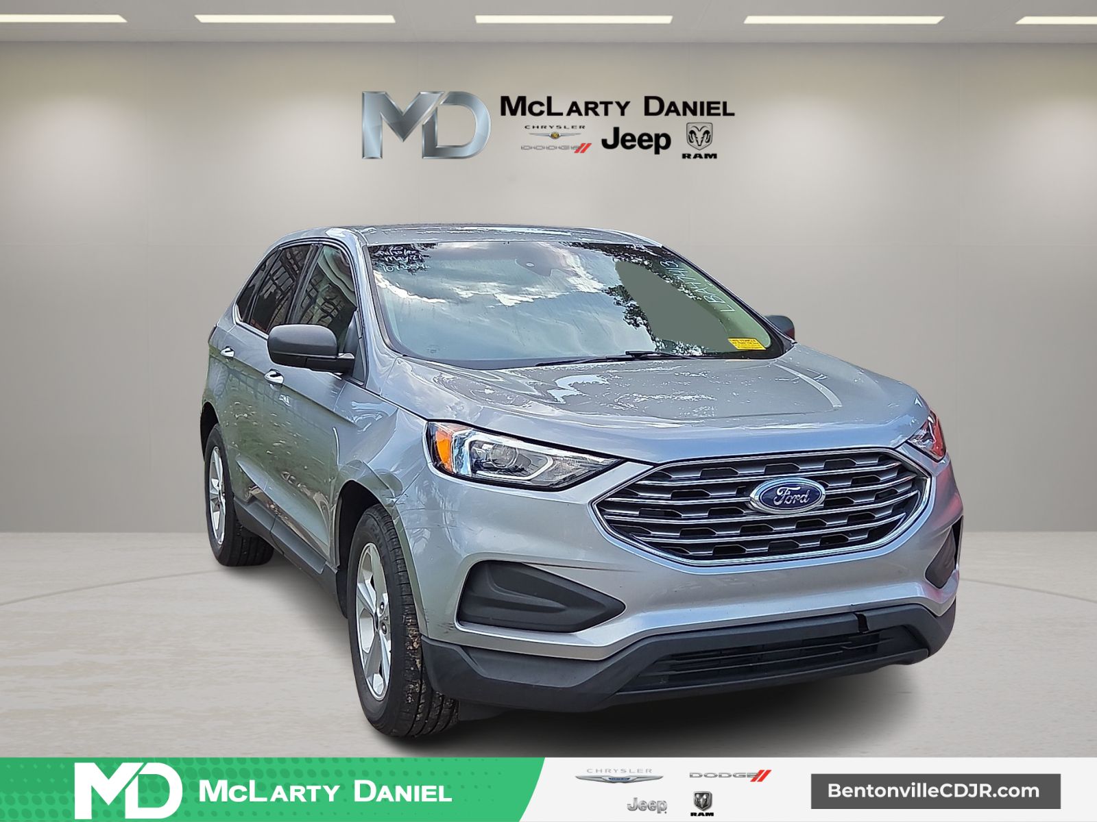 Iconic Silver Metallic 2020 Ford Edge SE FWD SUV / Crossover Front-Wheel Drive 8-Speed Automatic