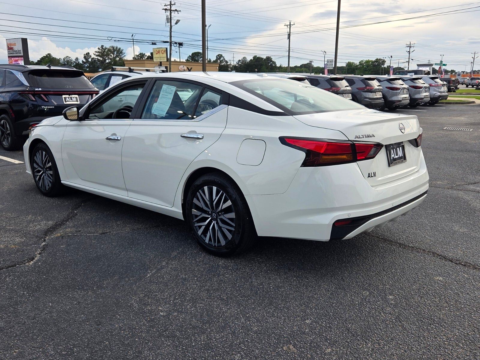 Used 2025 Glacier White Nissan 2.5 SV image 9