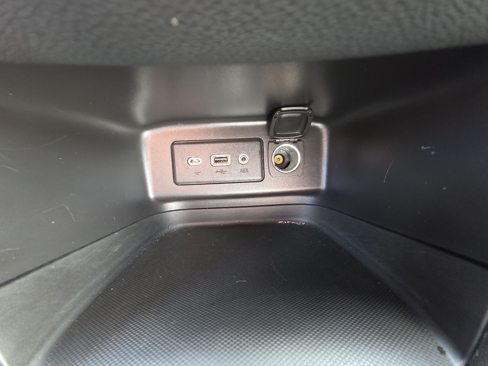 Used 2024 White Chevrolet LT image 33