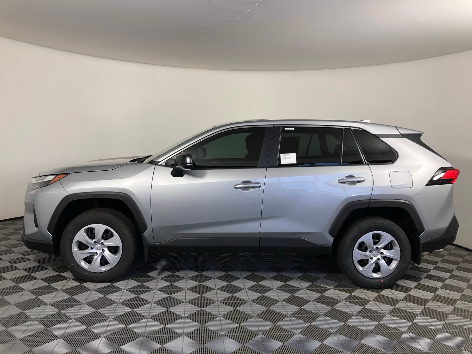 2025 Toyota RAV4 LE 8