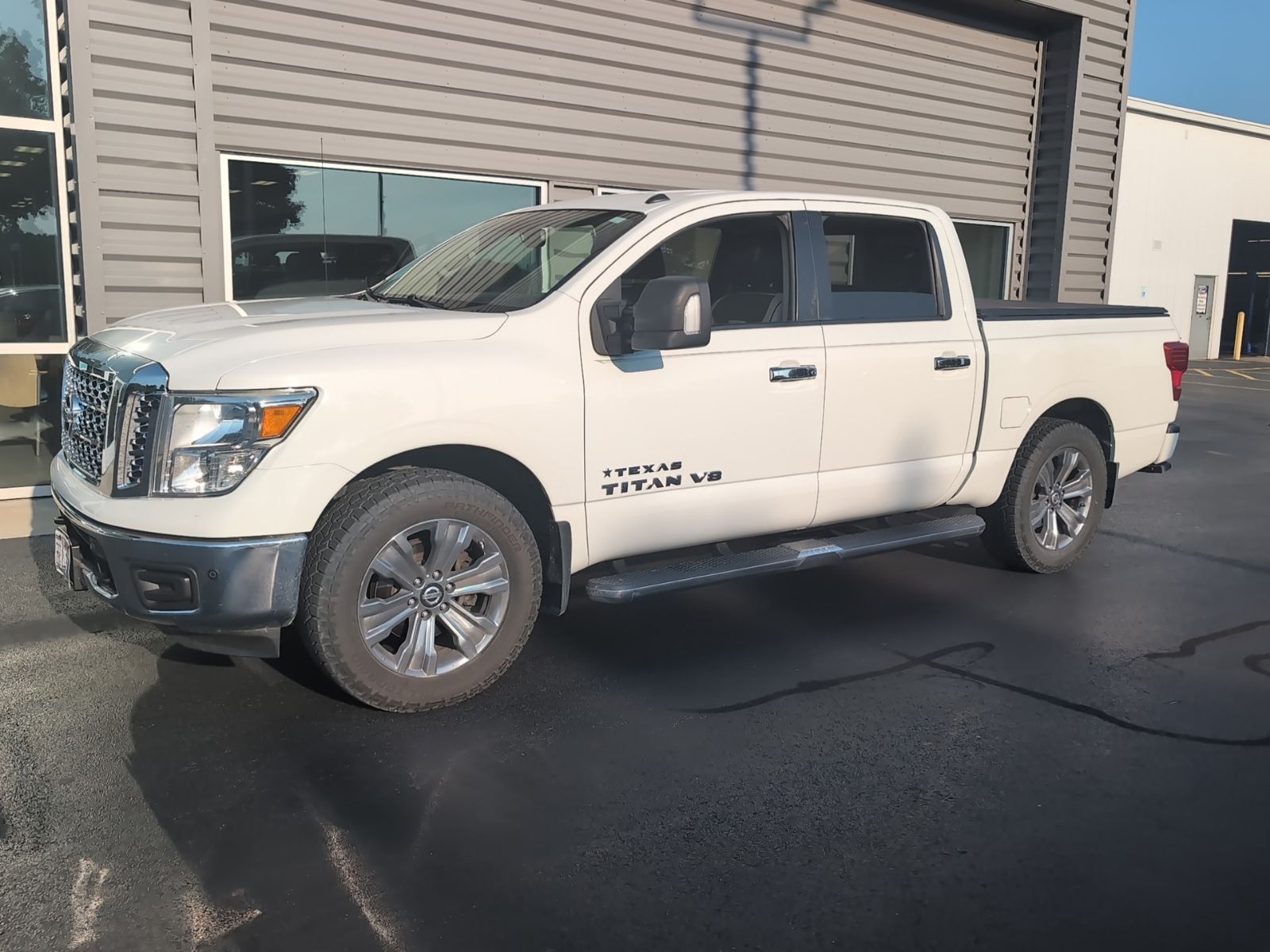 Glacier White 2019 Nissan Titan Pickup Truck Four-Wheel Drive 7-Speed Automatic