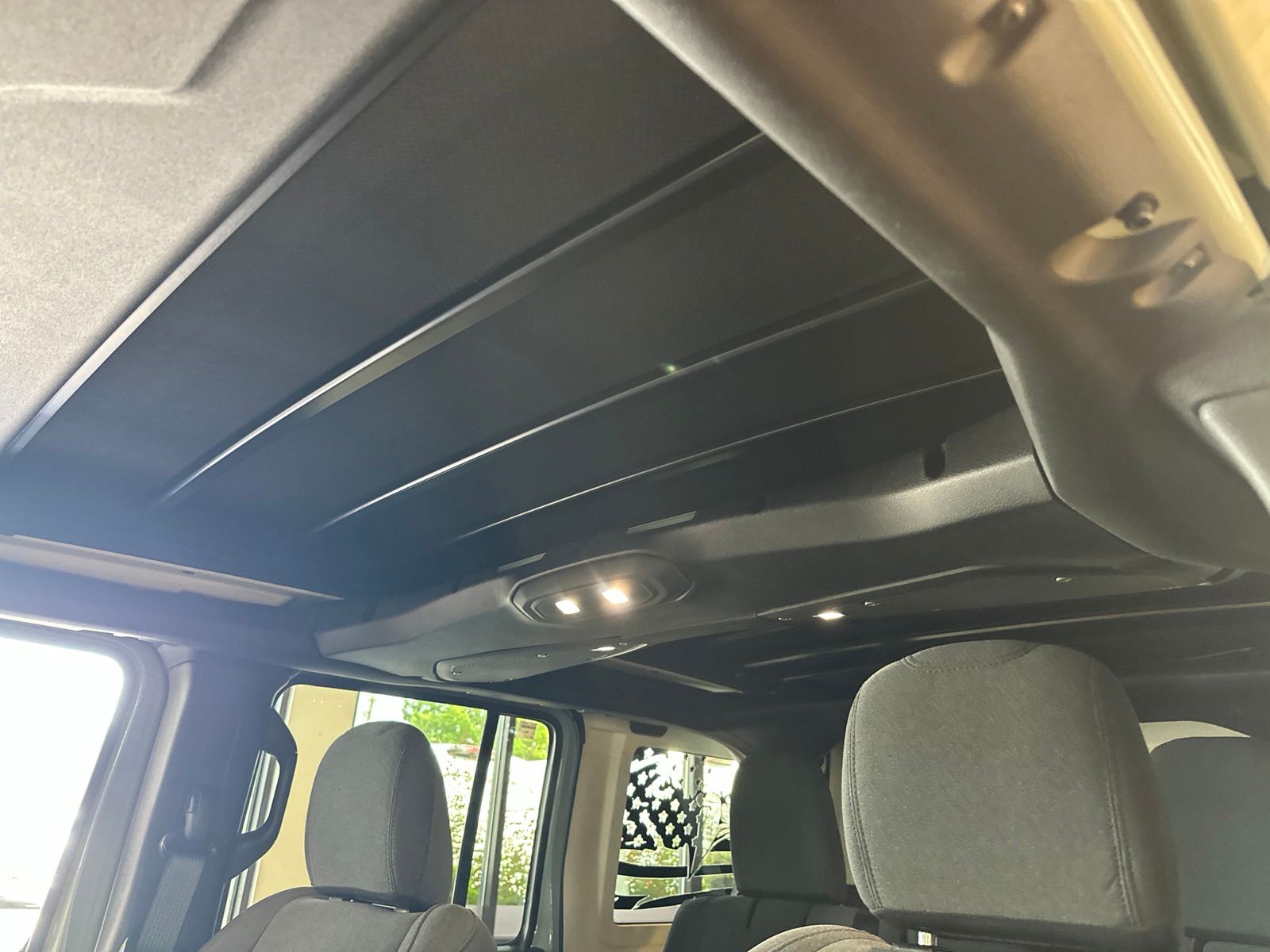 Used 2024 Earl Clearcoat Jeep Sport S image 27