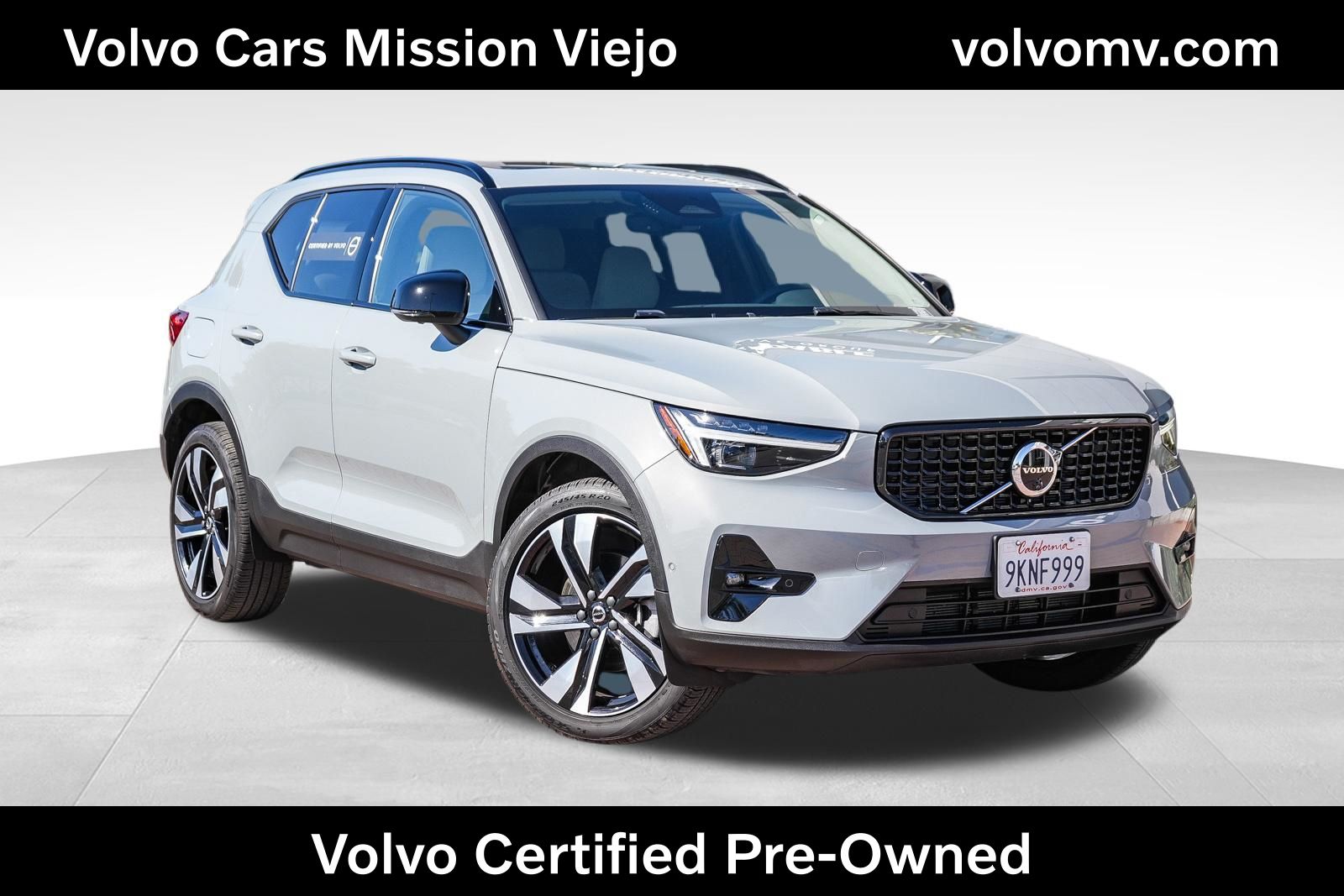2024 Volvo XC40 B5 Plus Dark Theme