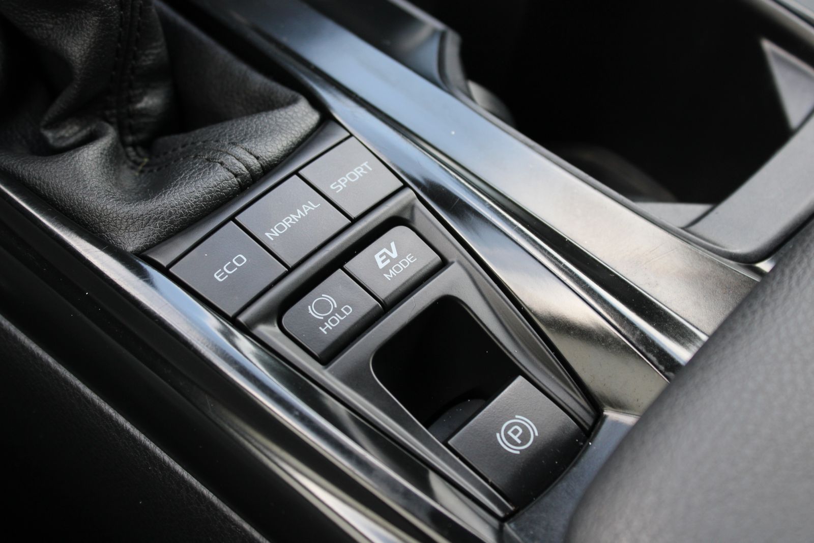 Used 2025  Toyota SE image 25