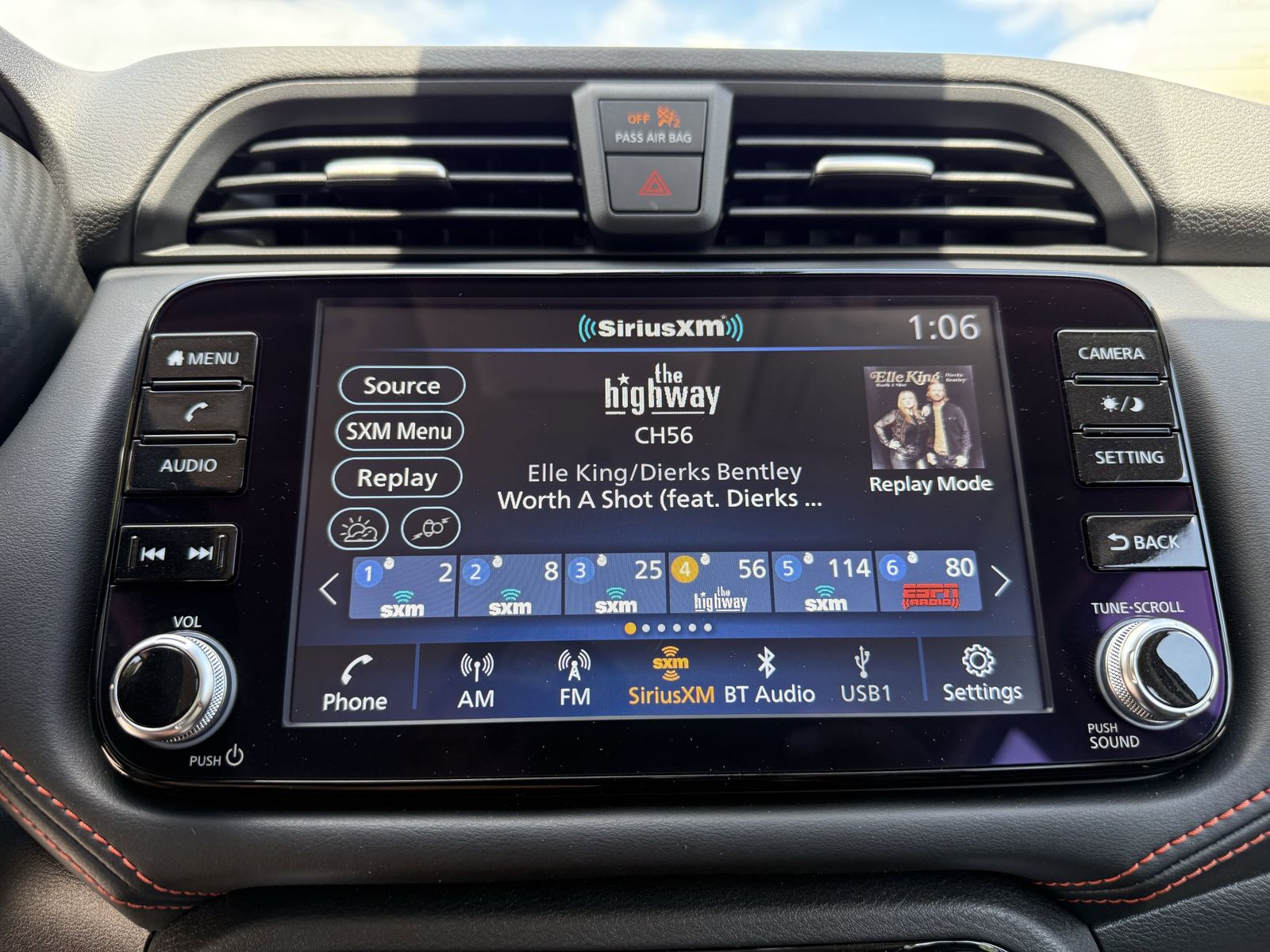 2025 Nissan Versa SR photo 4