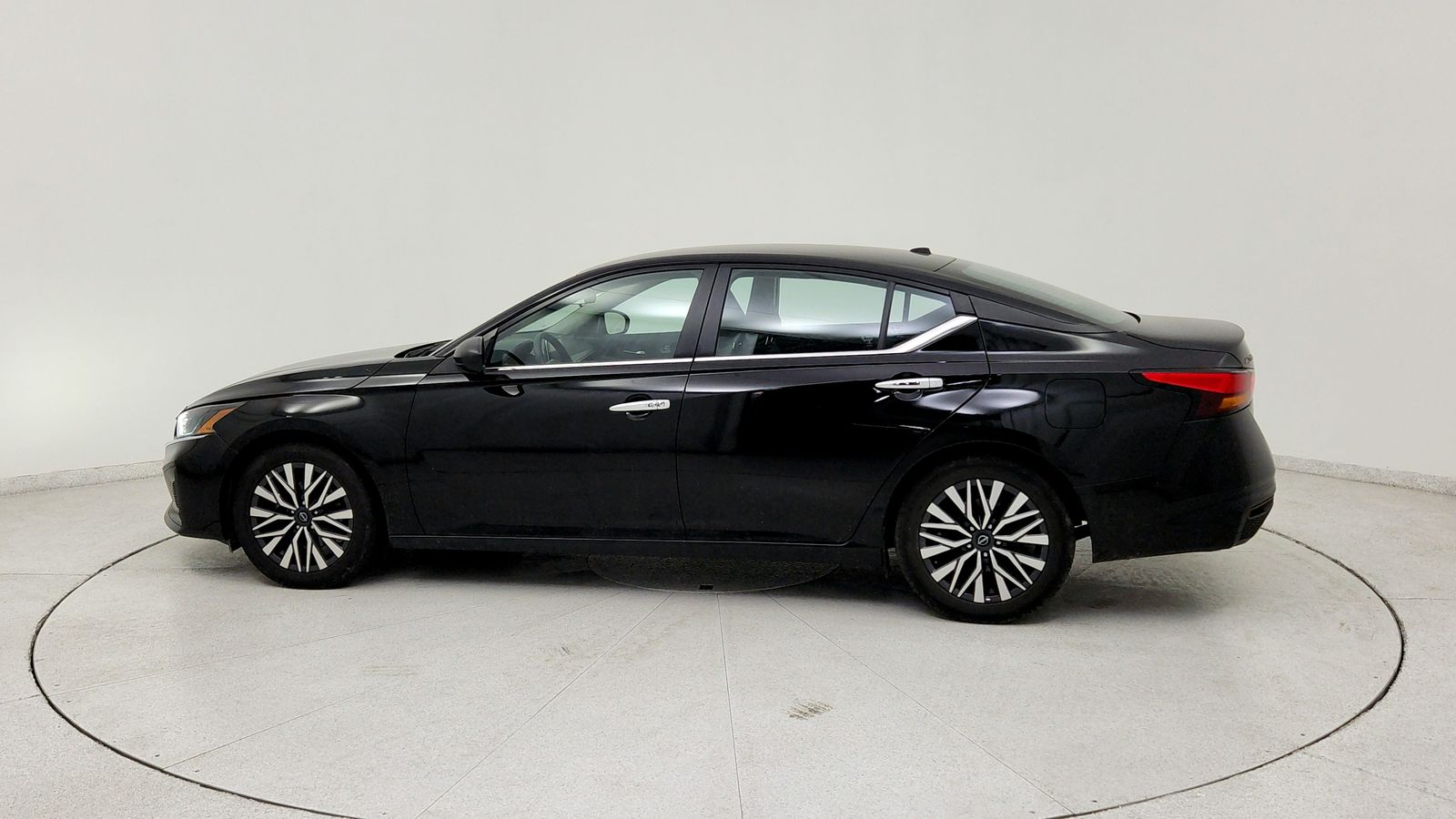 Used 2024 Black Nissan 2.5 SV image 4