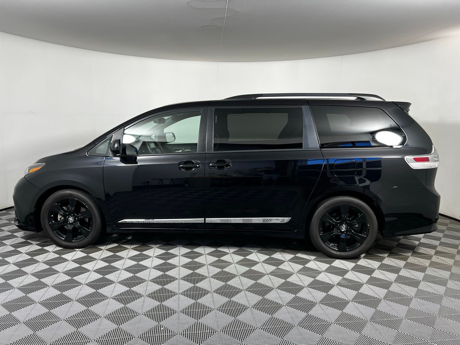 2020 Toyota Sienna SE 7